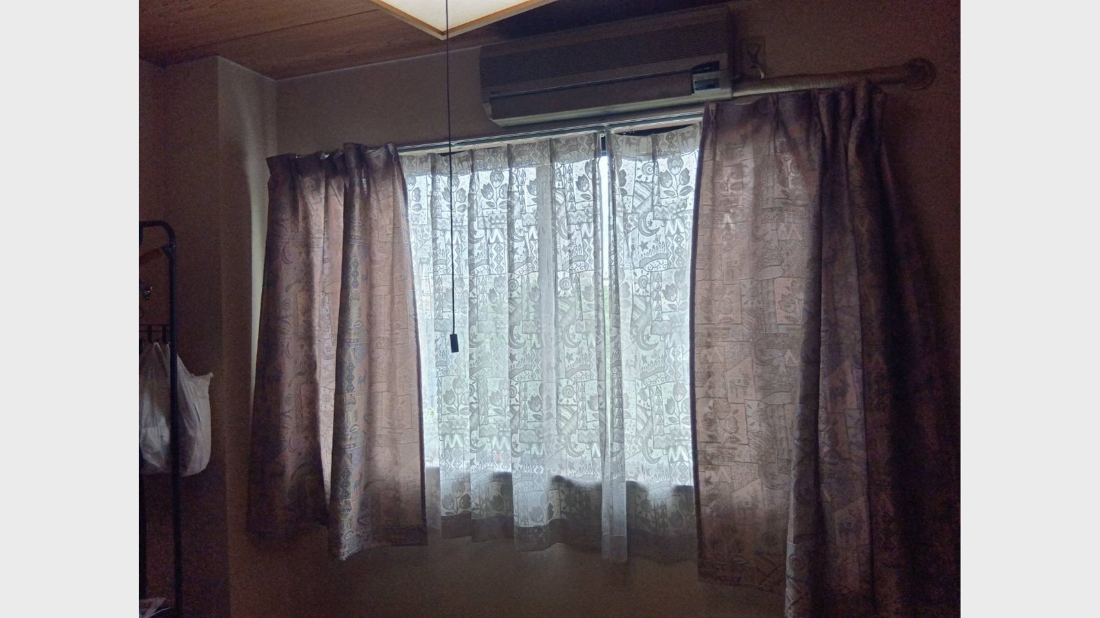 窓枠のカーテンレール再取り付け工事